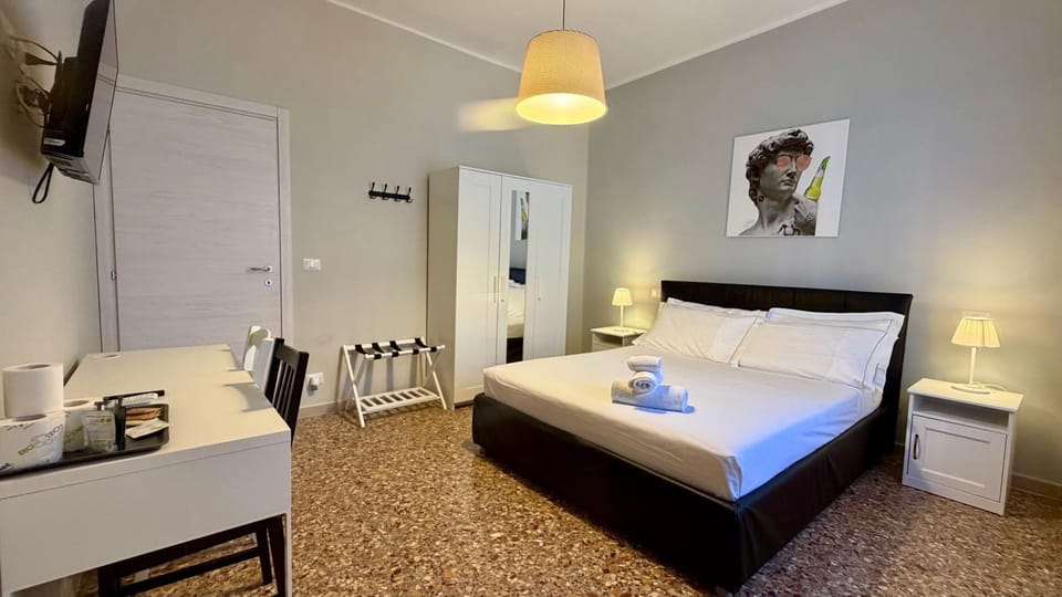 Bed, TV and multimedia, Photo of the whole room, Bedroom, towels