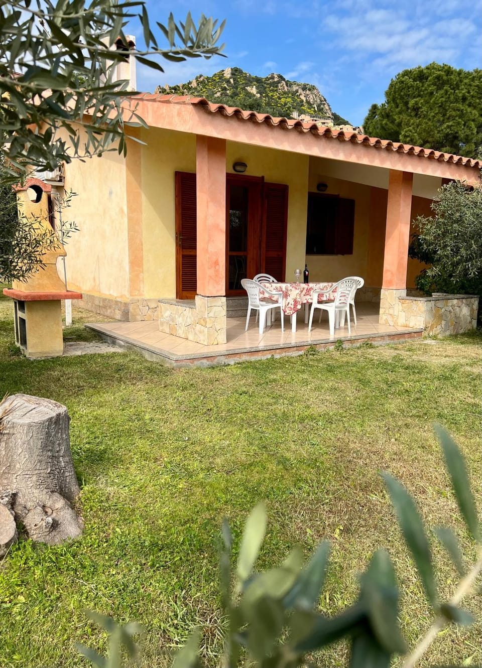 Property building, Patio, Facade/entrance, Garden