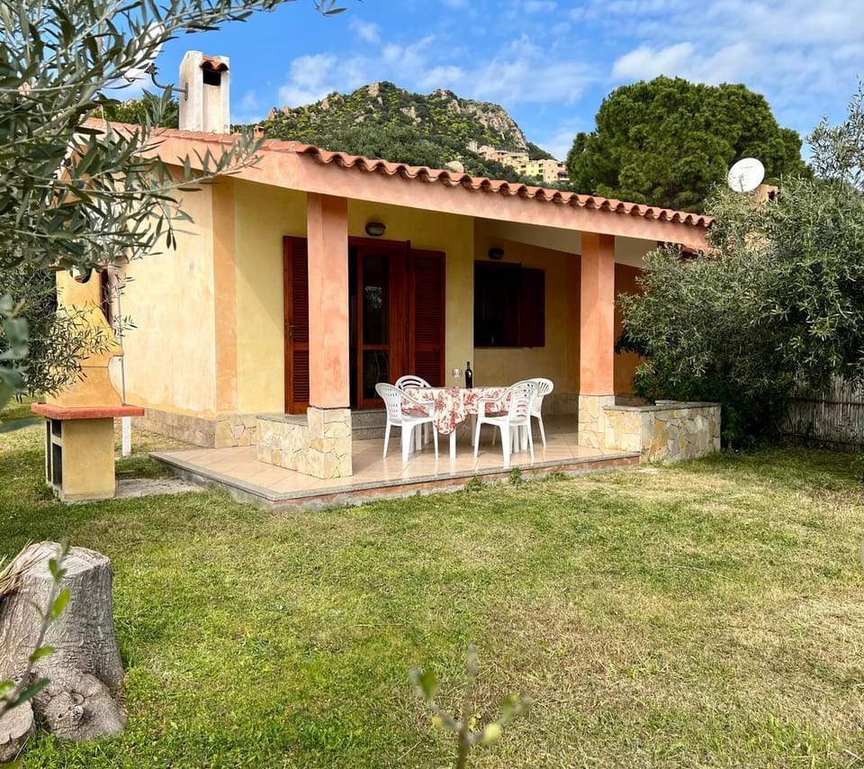 Property building, Patio, Facade/entrance, Garden
