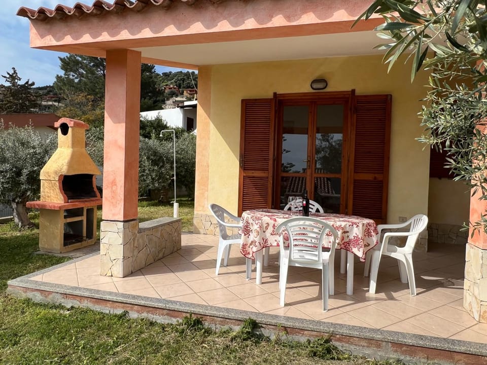 Property building, Patio, Facade/entrance, BBQ facilities, Garden, Garden view