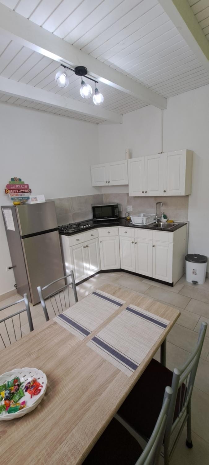 Kitchen or kitchenette, Living room, Seating area, Dining area, minibar, stove