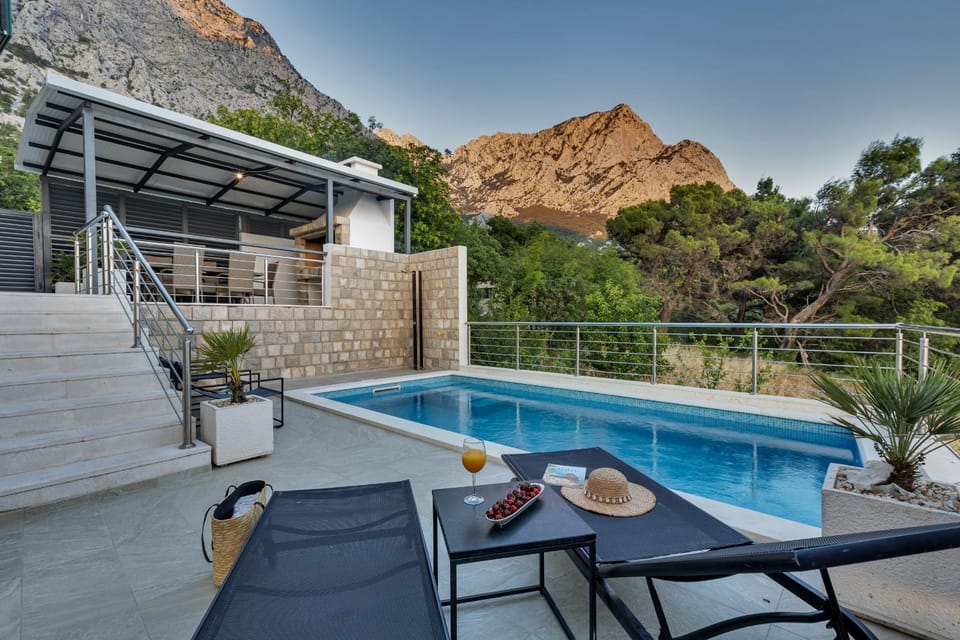 Shower, View (from property/room), Balcony/Terrace, Mountain view, Swimming pool