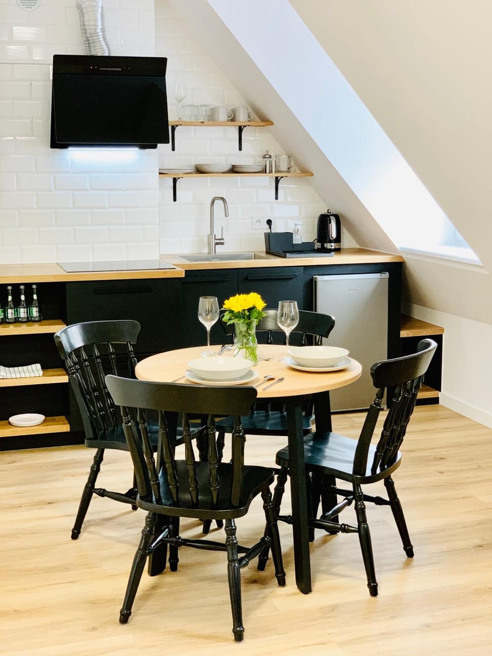 Kitchen or kitchenette, Dining area