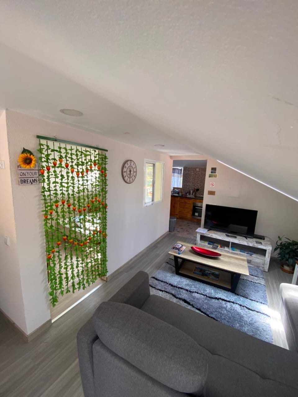 Lovely newly refurbished, 1 bedroom top floor apartment with sea views, fast WI-FI CABLE TV and Netflix Apartment in Madeira District