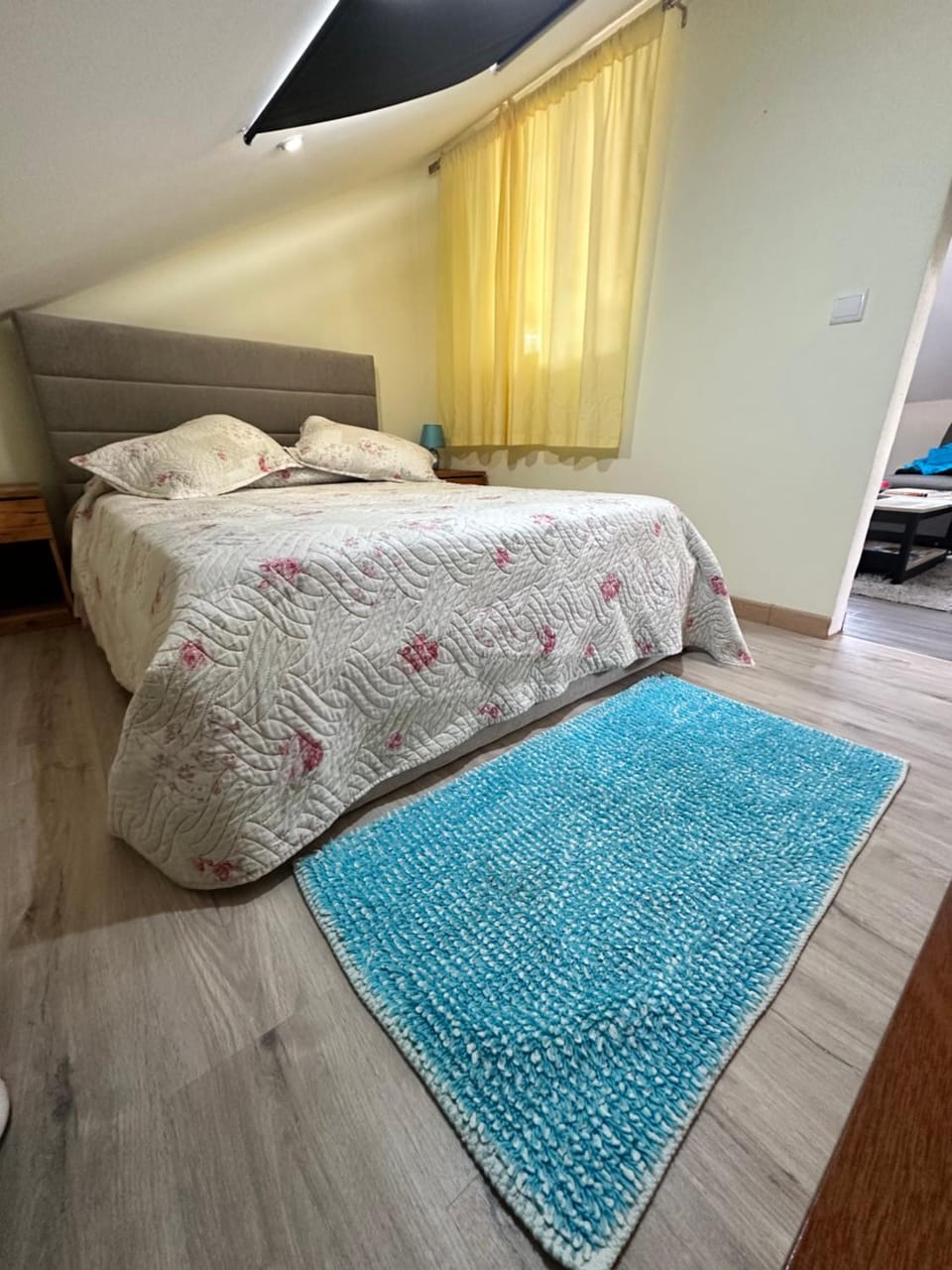 Lovely newly refurbished, 1 bedroom top floor apartment with sea views, fast WI-FI CABLE TV and Netflix Apartment in Madeira District