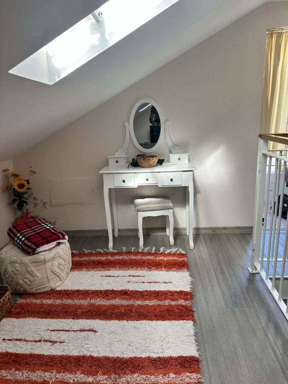 Lovely newly refurbished, 1 bedroom top floor apartment with sea views, fast WI-FI CABLE TV and Netflix Apartment in Madeira District