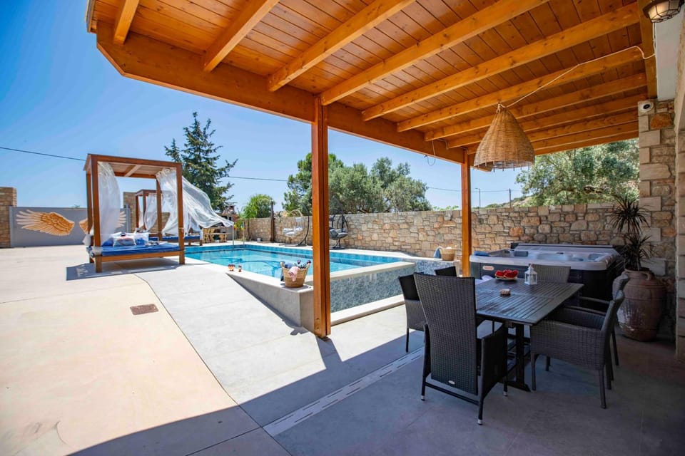 Dining area, Swimming pool