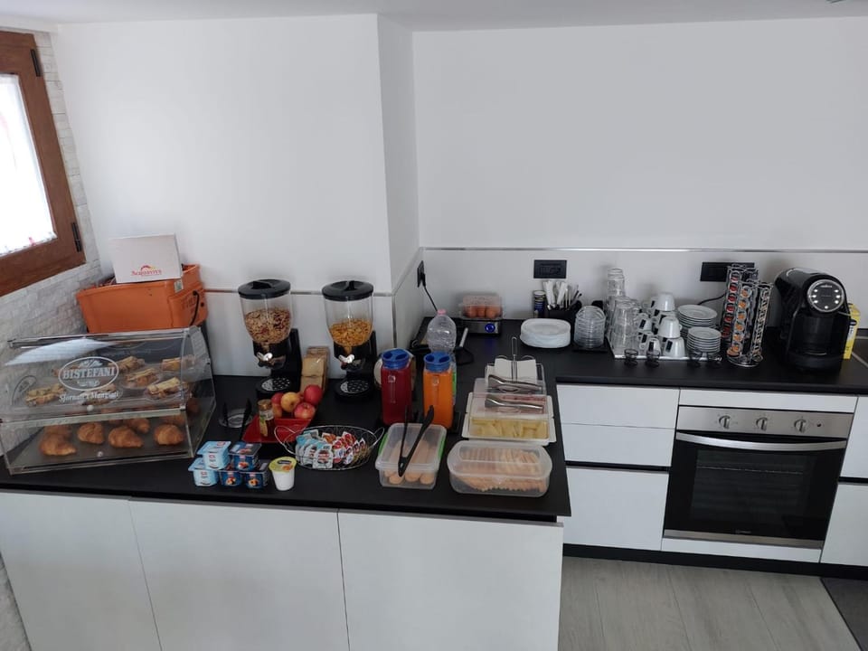 Coffee/tea facilities, Food and drinks, Food, Breakfast, oven, toaster