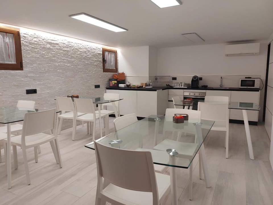 Coffee/tea facilities, Breakfast