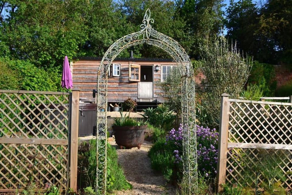 Luxury, rural Shepherds Hut with hot tub nr Bath Chalet in England
