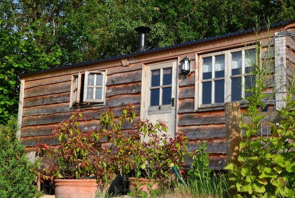 Luxury, rural Shepherds Hut with hot tub nr Bath Chalet in England