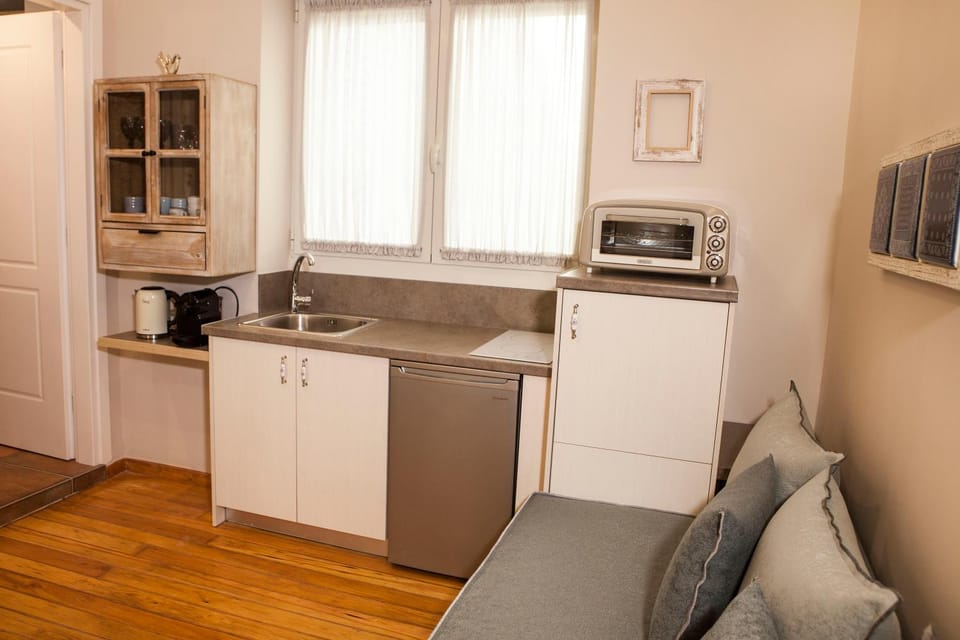 2-spaces comfy Bentzi apartment 7 with balcony in Pagrati Apartment in Athens