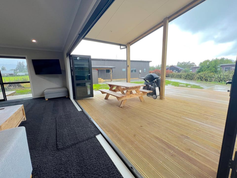 Patio, BBQ facilities, TV and multimedia, Living room, Seating area, Dining area