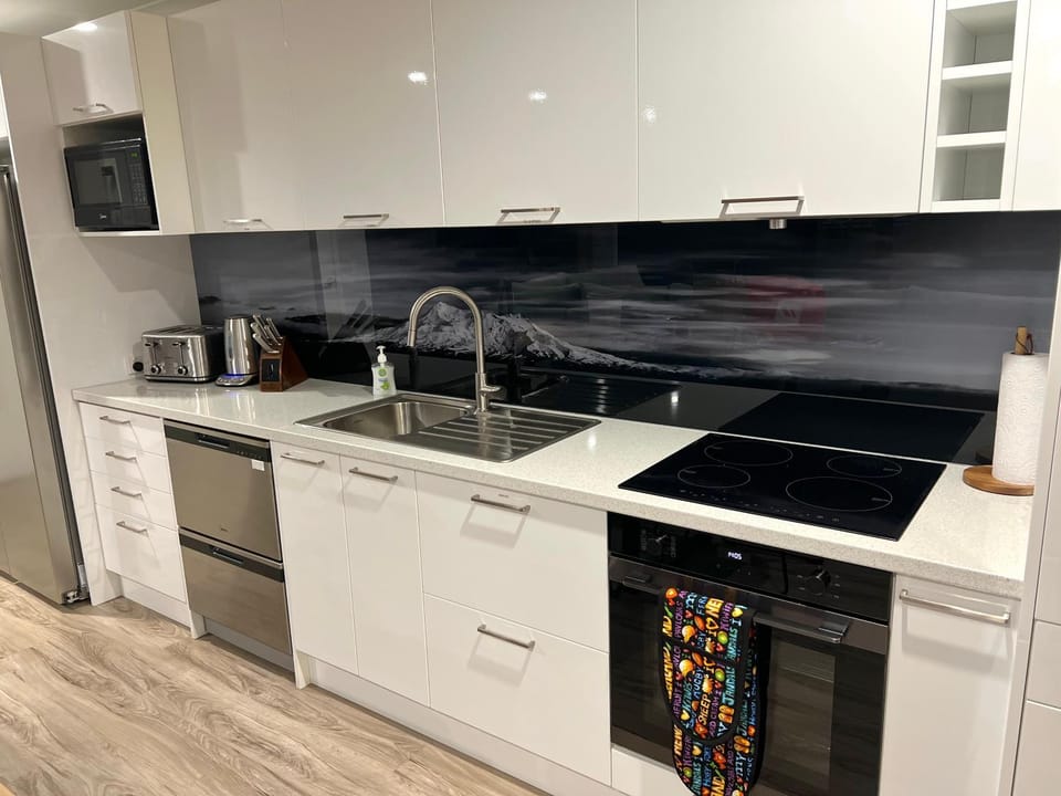 Coffee/tea facilities, Kitchen or kitchenette, dishwasher, microwave, oven, stove, toaster