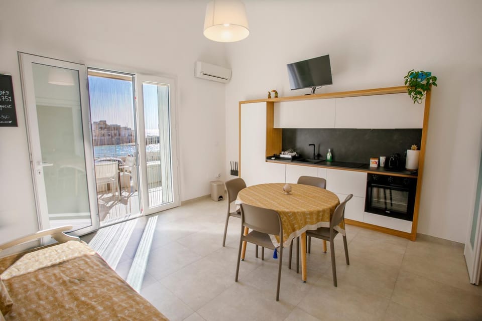View (from property/room), Balcony/Terrace, Kitchen or kitchenette, Living room, Photo of the whole room, Seating area, Dining area, internet, air conditioner