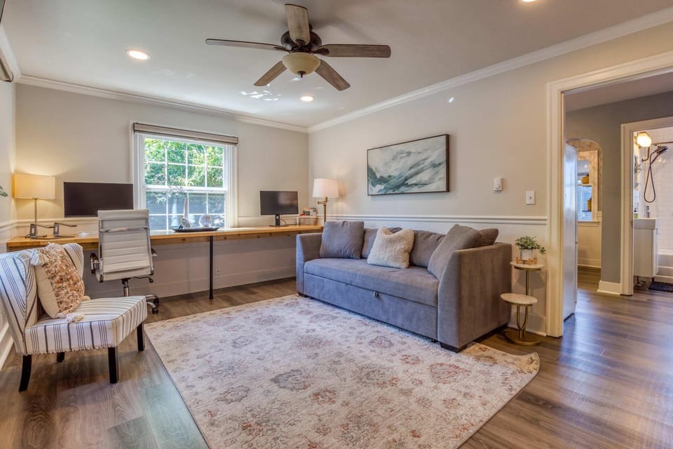 Modern 2 Bedroom Farmhouse Cottage with Hot Tub in Snohomish House in Everett