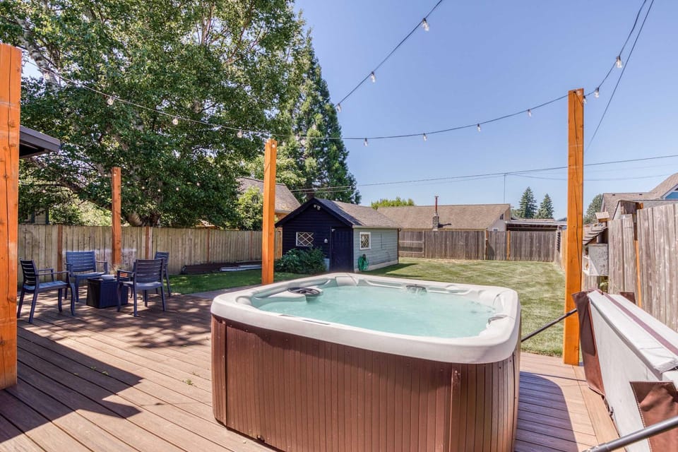 Modern 2 Bedroom Farmhouse Cottage with Hot Tub in Snohomish House in Everett