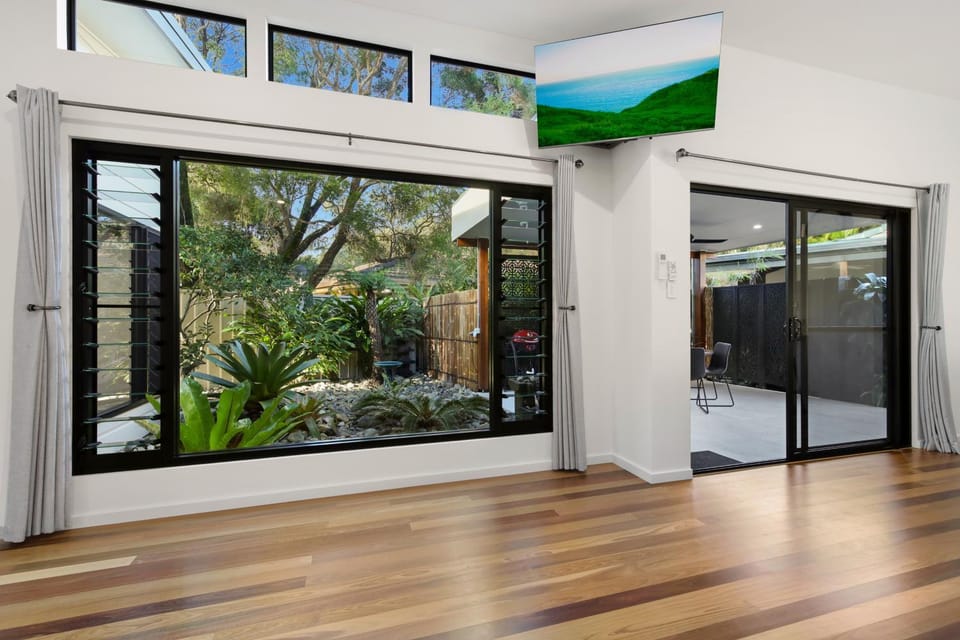 TV and multimedia, Lounge or bar, Inner courtyard view, air conditioner
