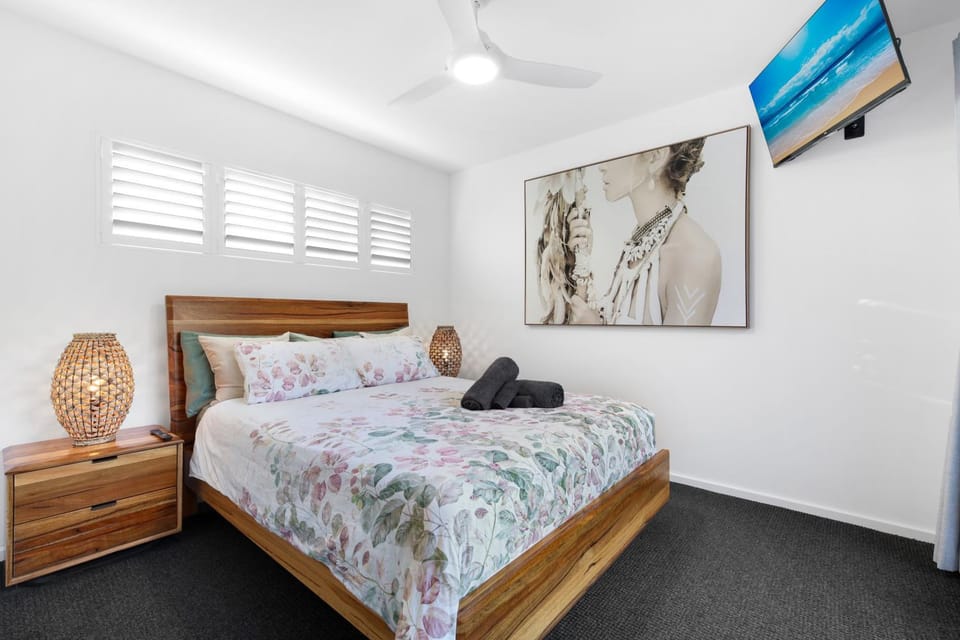 TV and multimedia, Bedroom, fireplace