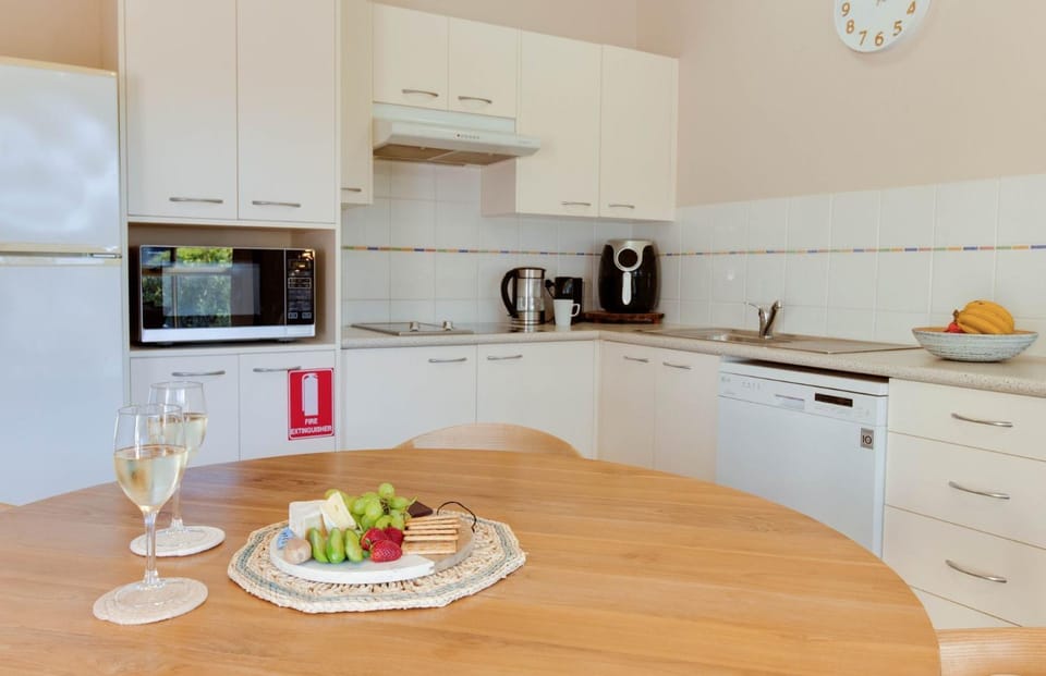 Coffee/tea facilities, Kitchen or kitchenette, Dining area, stove