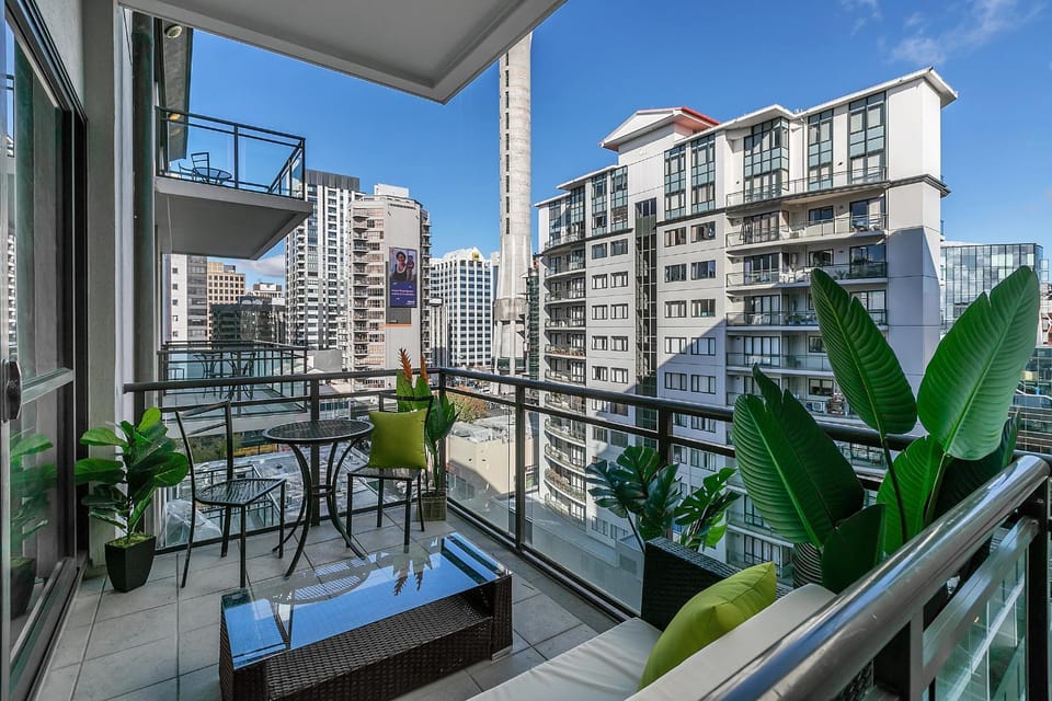 View (from property/room), Balcony/Terrace, City view