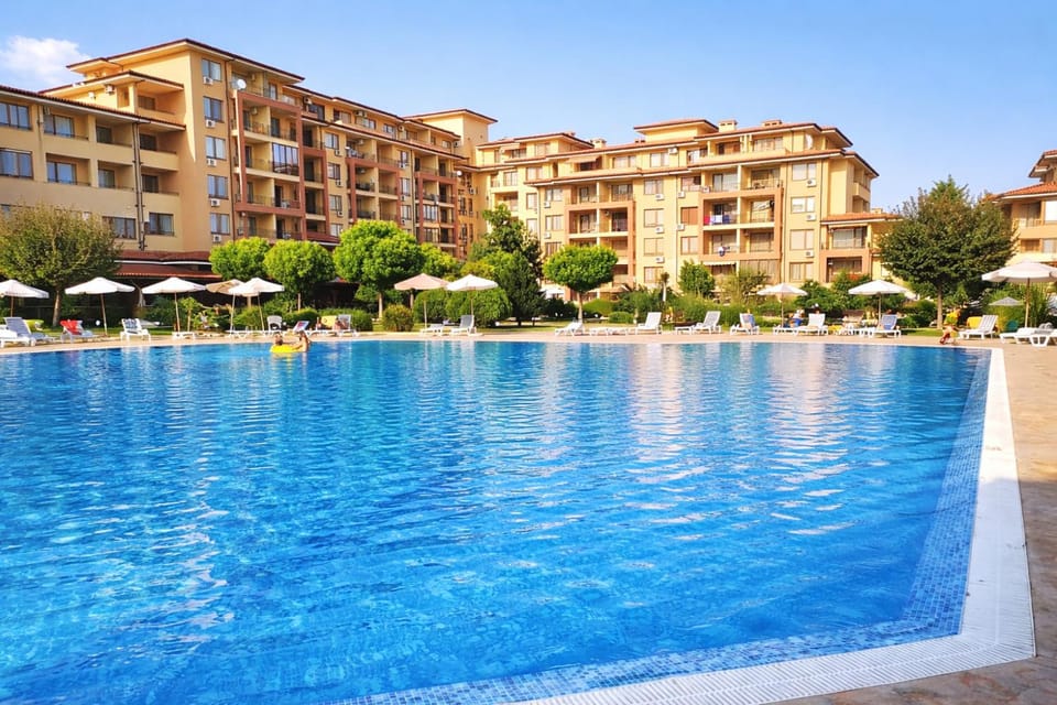 Property building, Swimming pool, Swimming pool, sunbed