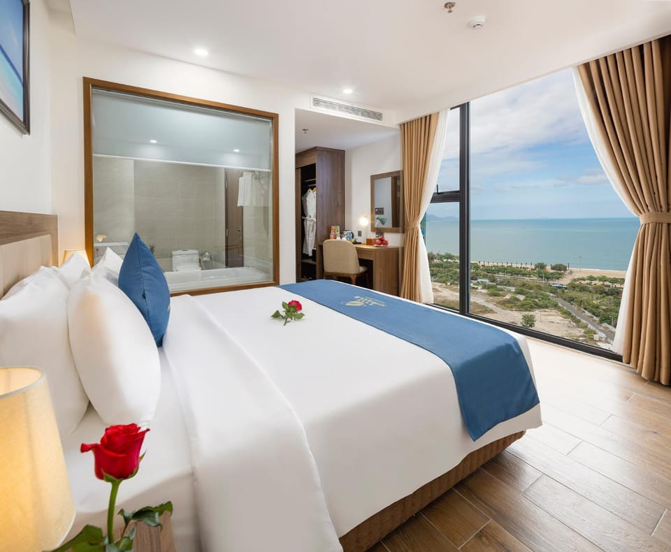 Photo of the whole room, Sea view