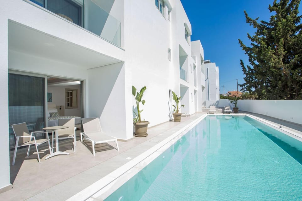 Balcony/Terrace, Swimming pool, sunbed