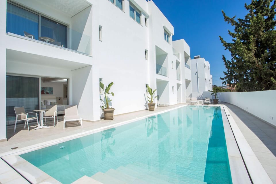 Property building, Pool view, Swimming pool, sunbed