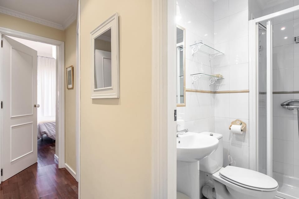 Toilet, Bathroom, towels