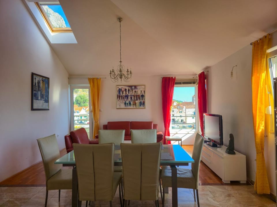 TV and multimedia, Living room, Seating area, Dining area