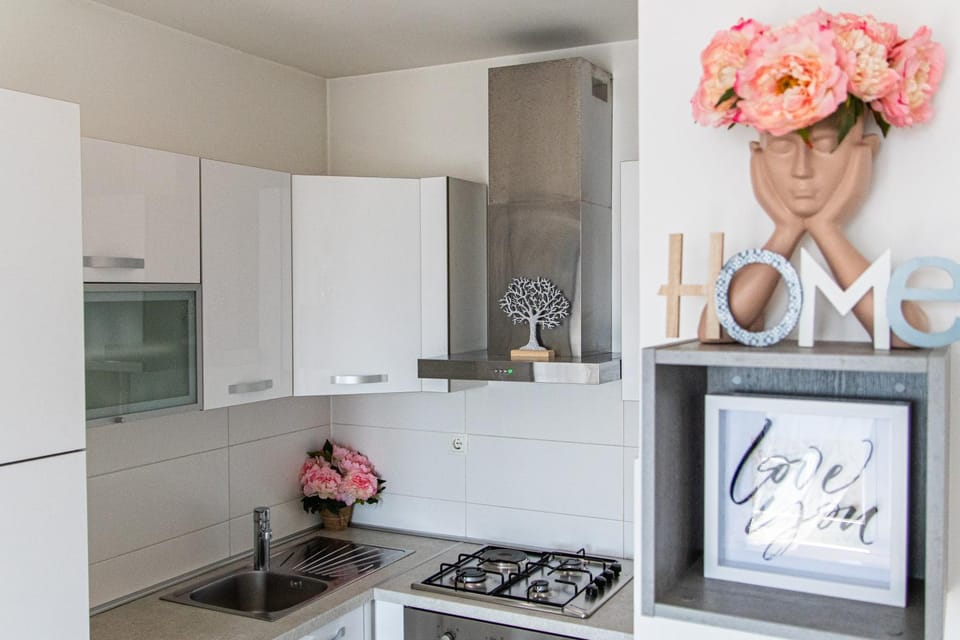 Kitchen or kitchenette, Text overlay, stove