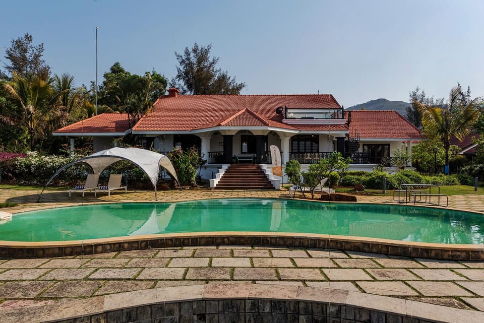 Property building, Facade/entrance, Day, Garden view, Pool view, Swimming pool, Swimming pool, Swimming pool, sunbed