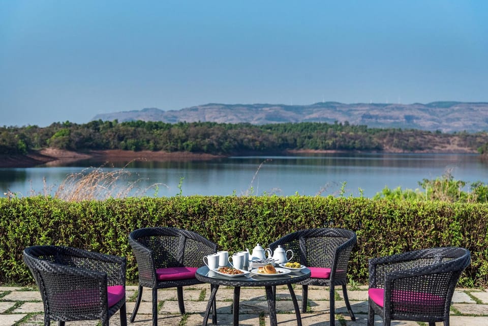 Patio, Day, Natural landscape, Coffee/tea facilities, Food and drinks, Seating area, Lake view, Mountain view