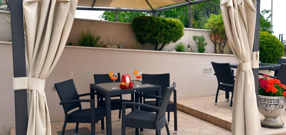 Garden, Balcony/Terrace, Lounge or bar, Alcoholic drinks, Non alcoholic drinks