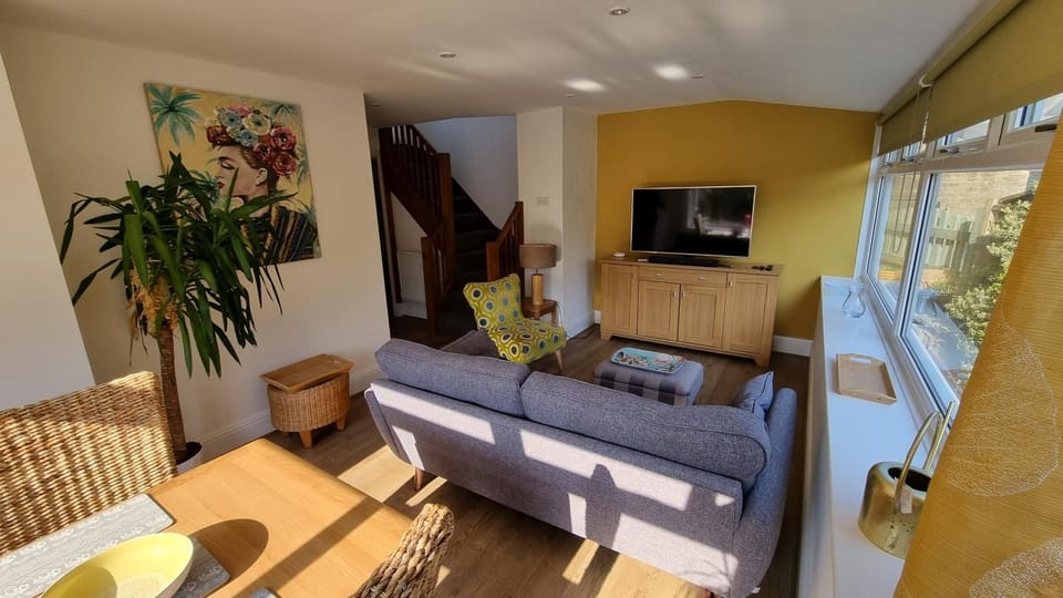 TV and multimedia, Living room, Lounge or bar, Seating area, Dining area