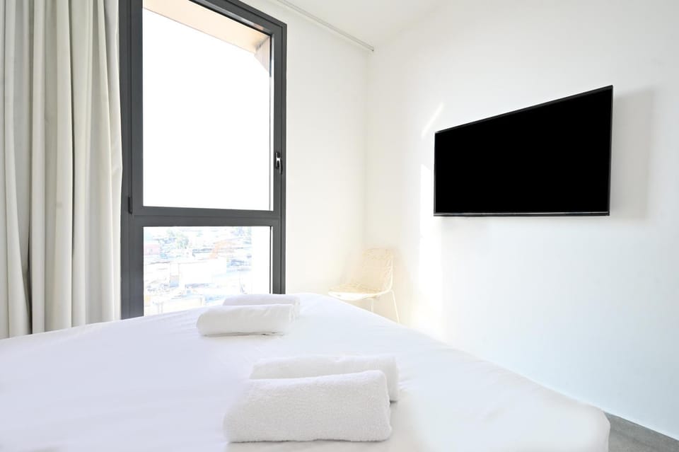 Bed, TV and multimedia, Bedroom