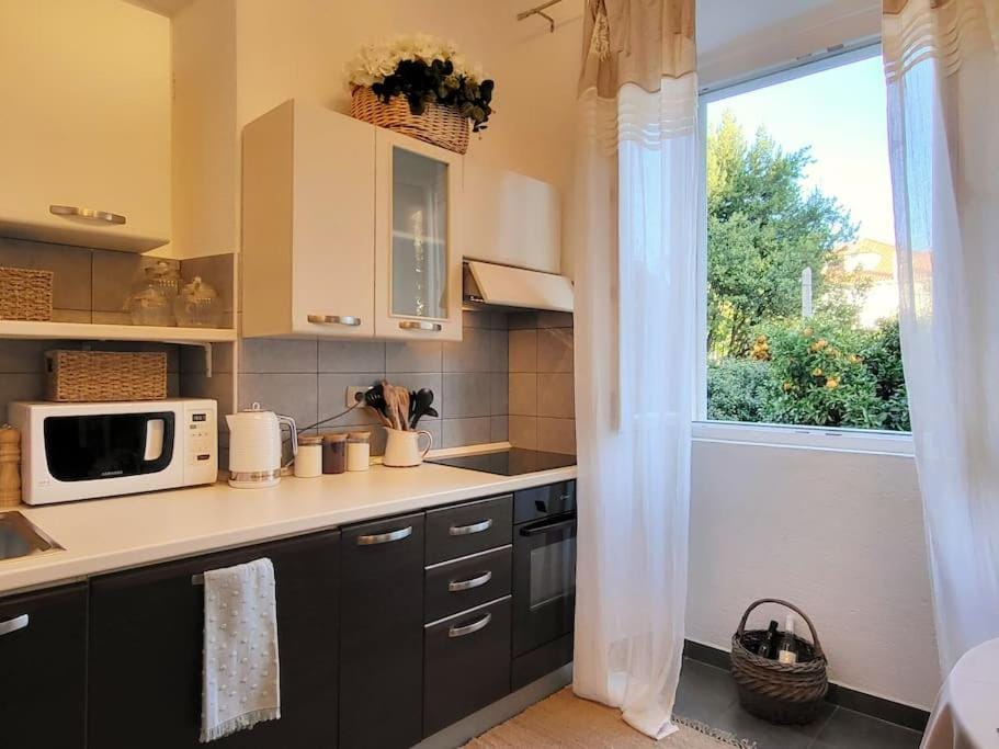 Kitchen or kitchenette, Garden view