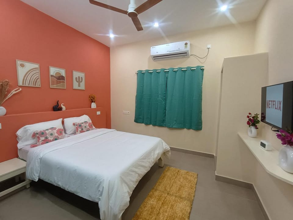 Bed, TV and multimedia, Photo of the whole room, Bedroom, air conditioner