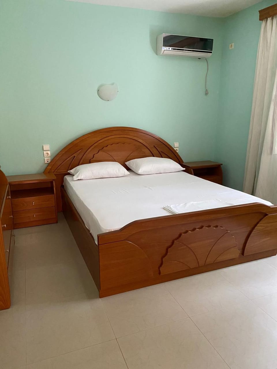 Bed, Photo of the whole room, Bedroom, air conditioner