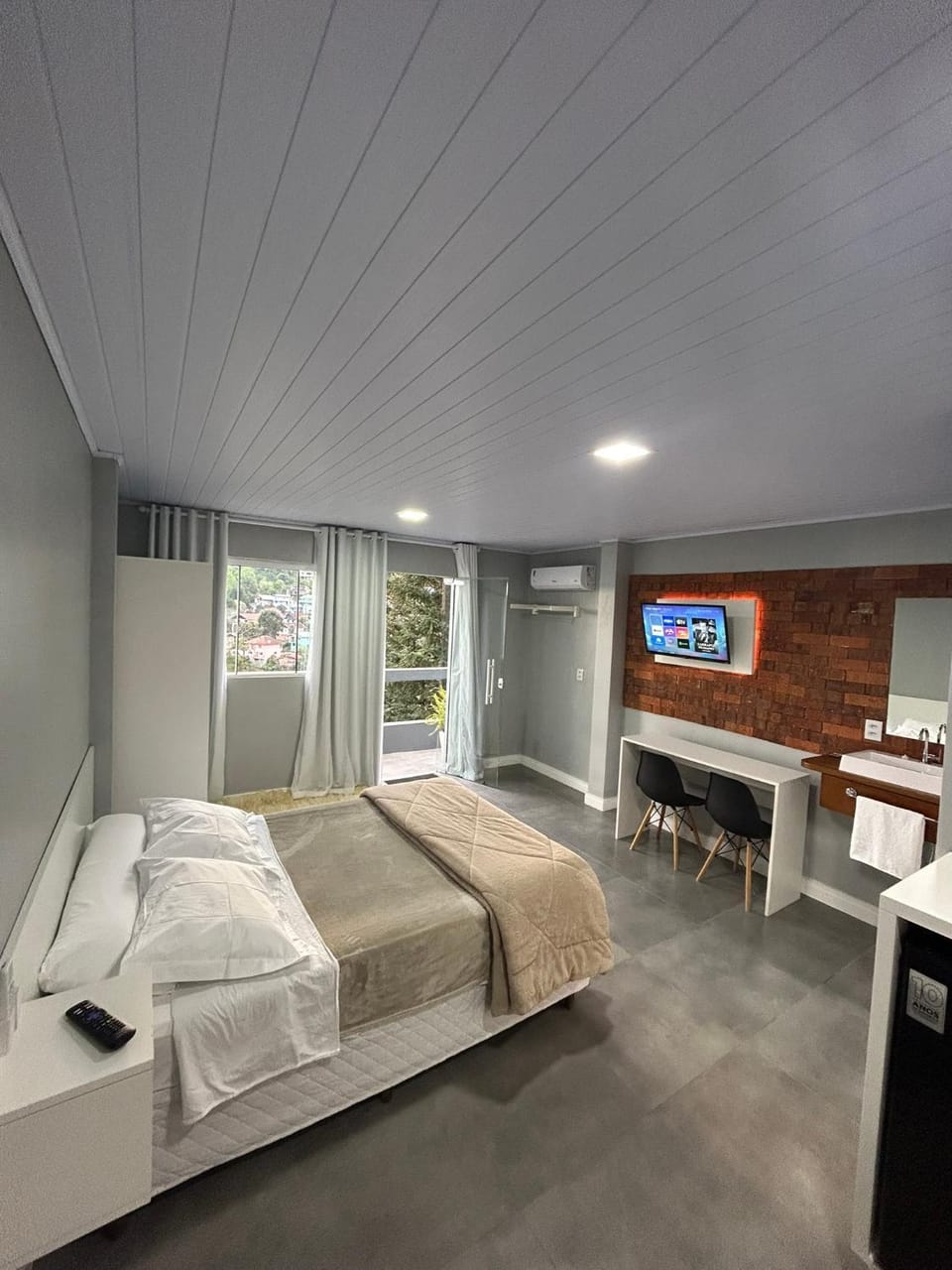 Bed, TV and multimedia, Photo of the whole room, Bedroom, air conditioner