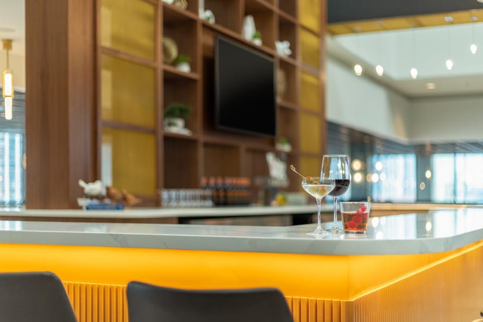Restaurant/places to eat, Lounge or bar