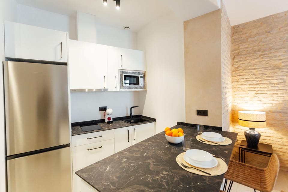 Kitchen or kitchenette, Dining area, minibar, stove