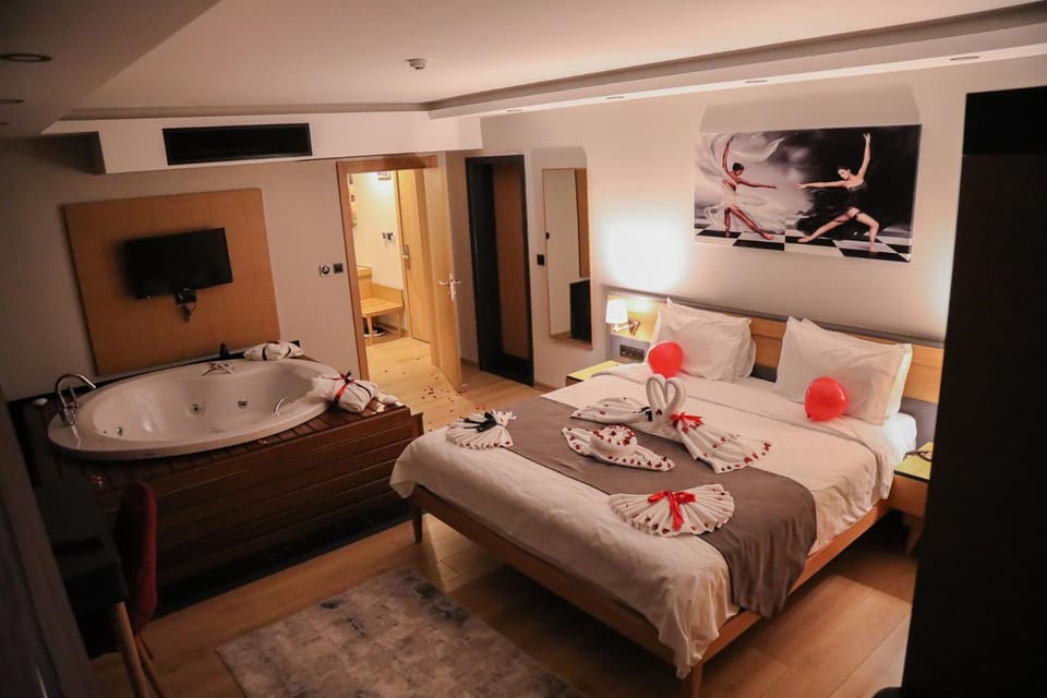 Bed, Hot Tub, TV and multimedia, Photo of the whole room, Bedroom