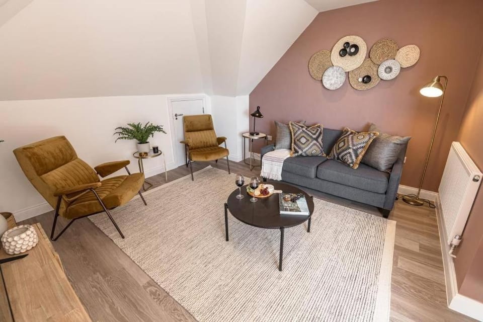 THE PENTHOUSE by BOURNECOAST - A Stylish Coastal Penthouse with a Balcony, SEA VIEWS and Parking - Just 10 Minutes Walk to the Sandy Beaches - FM8407 Apartment in Bournemouth