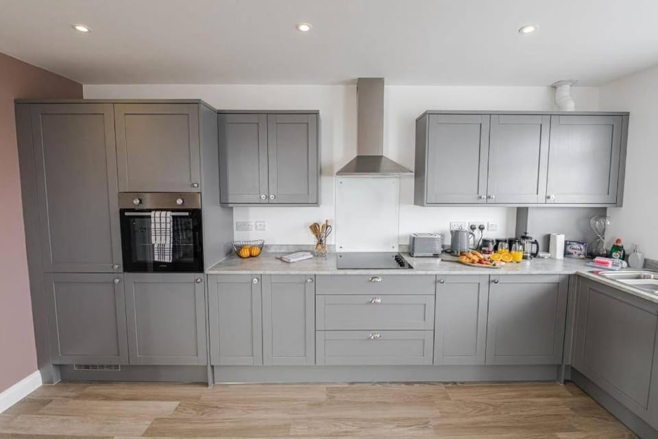 THE PENTHOUSE by BOURNECOAST - A Stylish Coastal Penthouse with a Balcony, SEA VIEWS and Parking - Just 10 Minutes Walk to the Sandy Beaches - FM8407 Apartment in Bournemouth