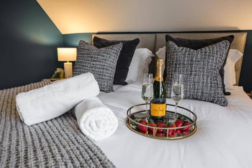 THE PENTHOUSE by BOURNECOAST - A Stylish Coastal Penthouse with a Balcony, SEA VIEWS and Parking - Just 10 Minutes Walk to the Sandy Beaches - FM8407 Apartment in Bournemouth
