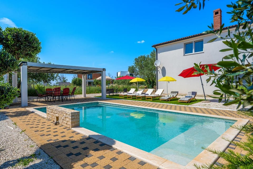 Property building, Spring, Day, Garden, Garden view, Pool view, Swimming pool, sunbed