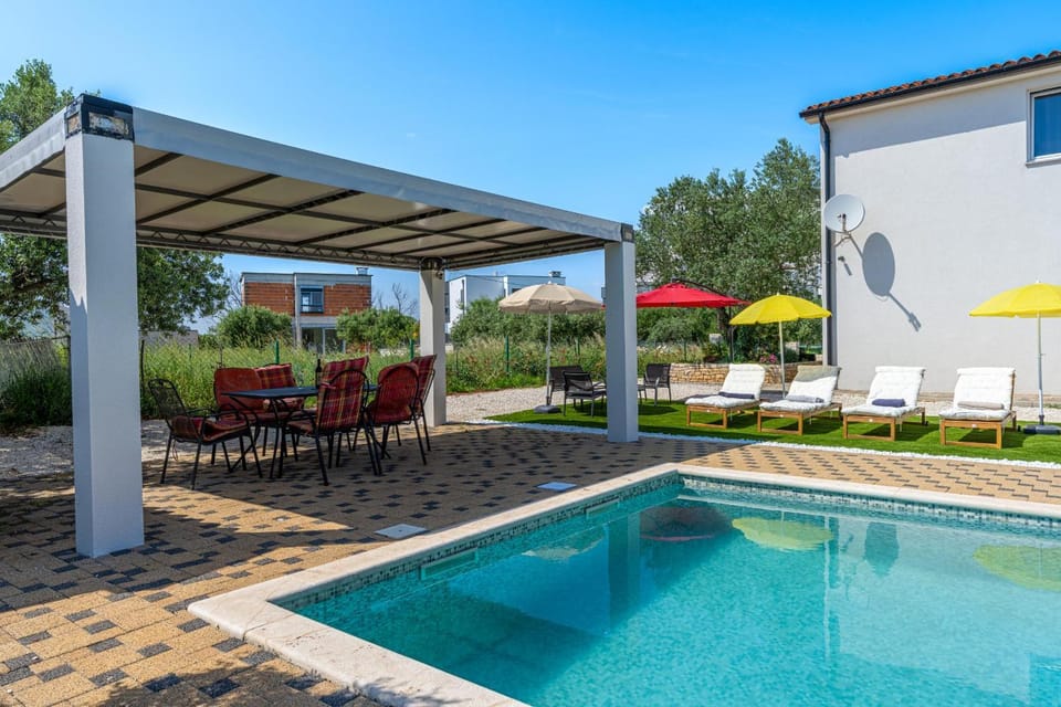 Property building, Garden, Garden view, Pool view, sunbed
