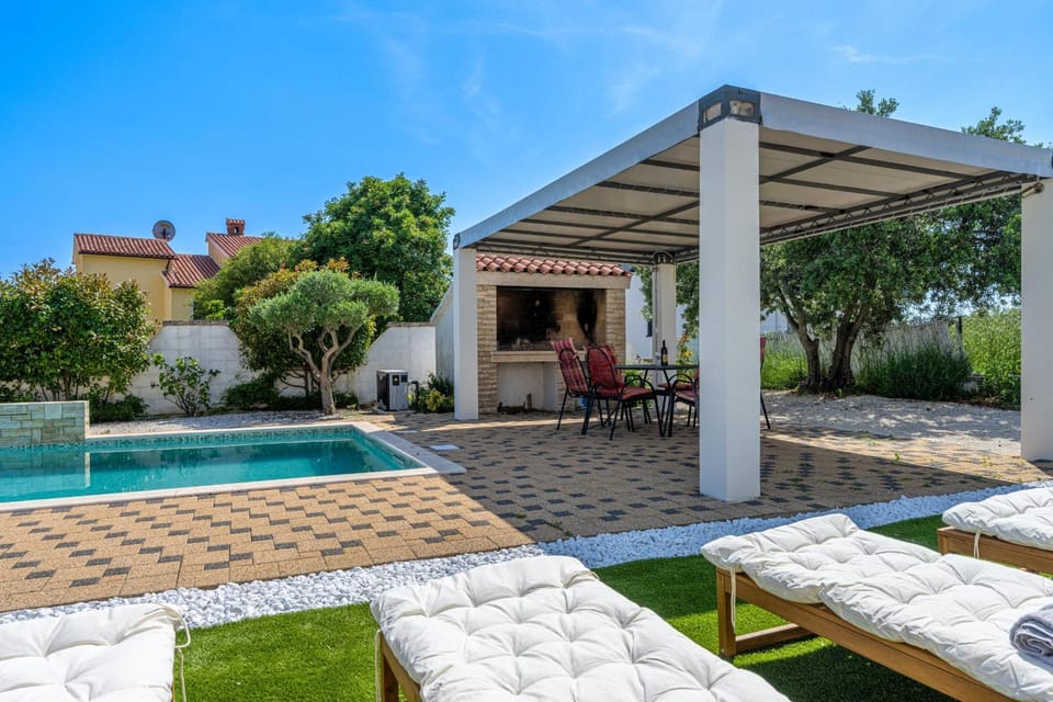 Property building, Patio, Spring, Day, Garden, Garden view, Pool view, Swimming pool, sunbed